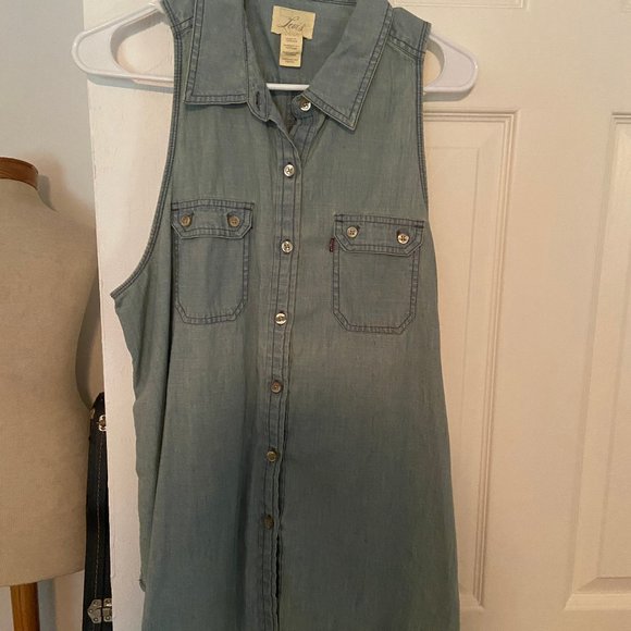 Levis light jean sleeveless high low button down - Picture 2 of 6